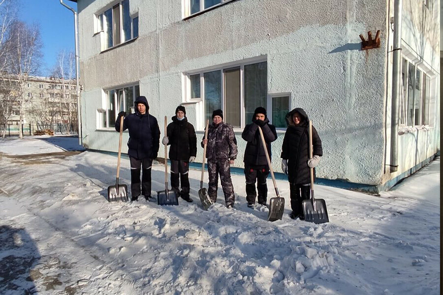 На уборку снега в Благовещенске вышли студенты и волонтеры 