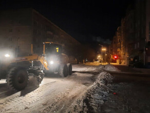 Сотрудники ГИБДД стали помогать бригадам ГСТК убирающим снег и наледь на улицах Благовещенска