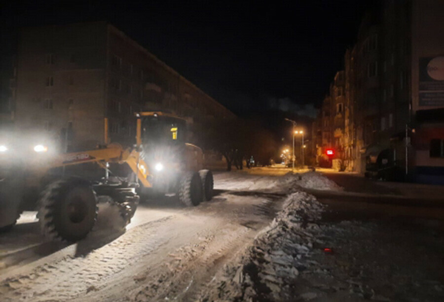 Сотрудники ГИБДД стали помогать бригадам ГСТК убирающим снег и наледь на улицах Благовещенска