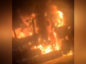 В северной столице Приамурья прямо на дороге сгорел грейдер видео