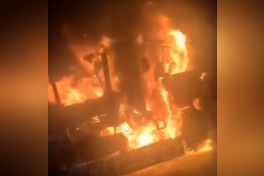 В северной столице Приамурья прямо на дороге сгорел грейдер видео
