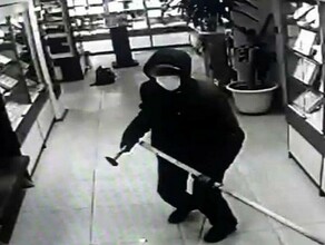 Стой Что делаешь Благовещенец зашел в ювелирный магазин и молотком разбил витрину не обращая внимание на продавца