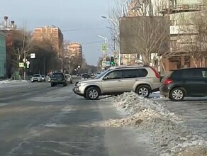 В Благовещенске въезды во дворы перекрыли горы счищенного снега видео