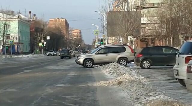 В Благовещенске въезды во дворы перекрыли горы счищенного снега видео