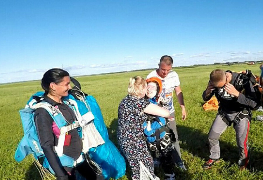 Неограниченные возможности в Благовещенске девочка с ДЦП прыгнула с парашютом видео