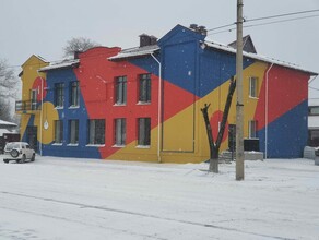 Благовещенцы обратили внимание на яркое здание в центре города Владельцы не согласовали с мэрией его внешний вид