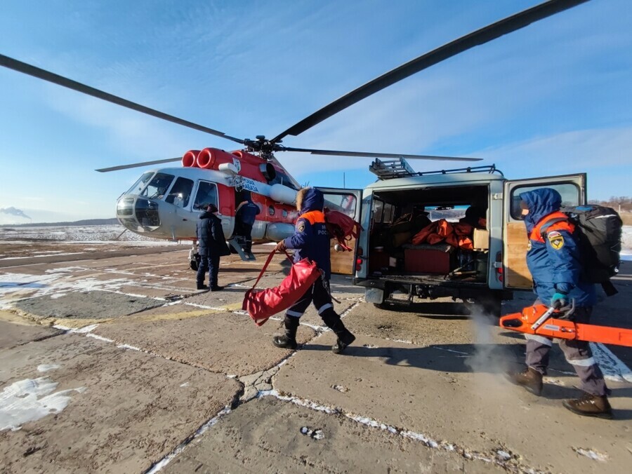 Амурские спасатели на вертолете эвакуировали охотников из труднодоступной местности 