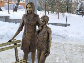 Скандалом обернулась установка нового памятника врачу с ребенком в Хабаровске