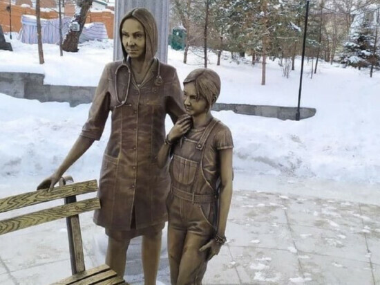 Скандалом обернулась установка нового памятника врачу с ребенком в Хабаровске
