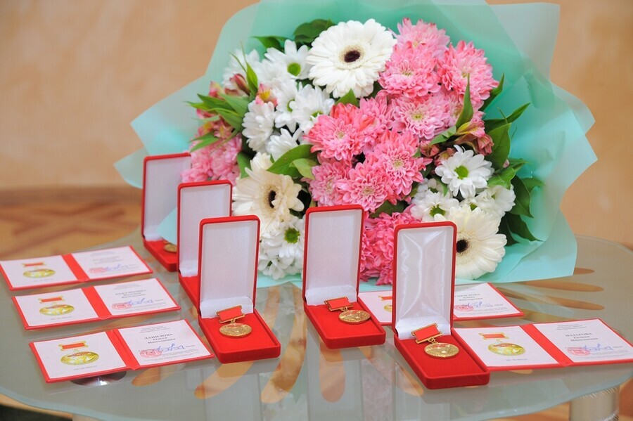 Пяти многодетным матерям в Приамурье вручили почетную награду  знак Материнская слава