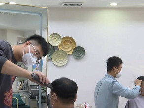 В Хэйхэ КНР на фоне ослабления локдауна с ограничениями открывают магазины парикмахерские и банки 