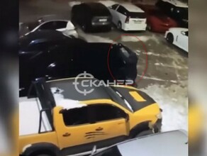 В сети появилось видео с моментом поджога авто изза которого сгорели еще две машины в Благовещенске видео