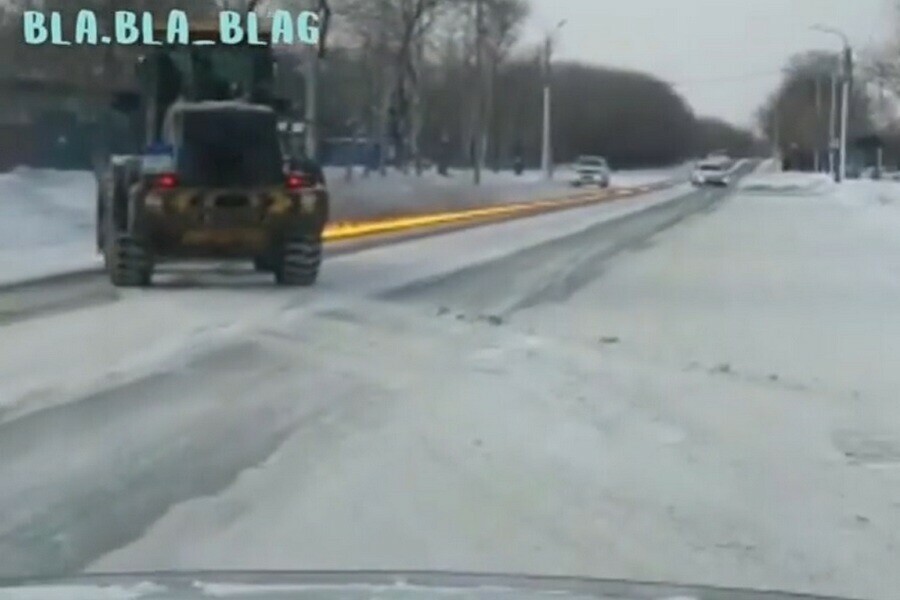 Призрачный гонщик в Благовещенске после проезда машины вспыхнул асфальт видео