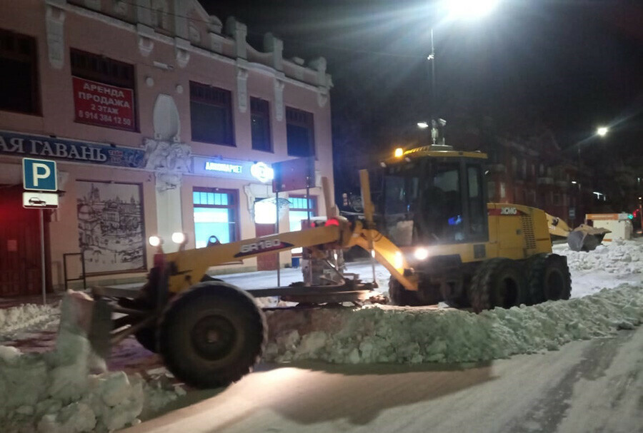 Ночью улицы Благовещенска от снега и льда очищали 29 рабочих днем  36 фото