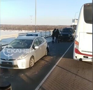 На мосту через Зею в Благовещенске столкнулись три машины Образовалась пробка