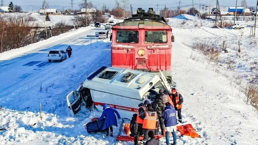 В Хабаровском крае локомотив столкнулся с машиной скорой помощи