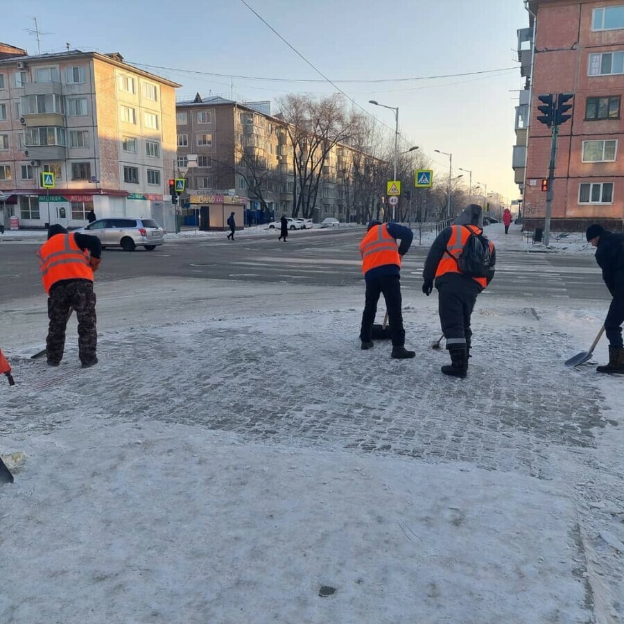 Благовещенск продолжают очищать от снега