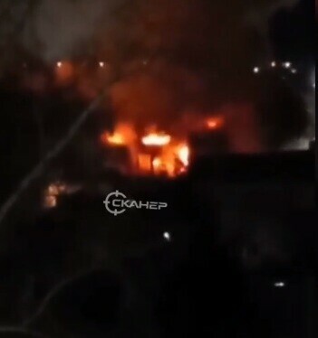 В Благовещенске сгорел двухэтажный жилой дом видео