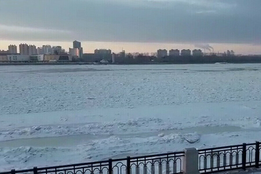 Амурские гидрологи объяснили почему на Амуре и Зее в черте Благовещенска до сих пор не встал лед