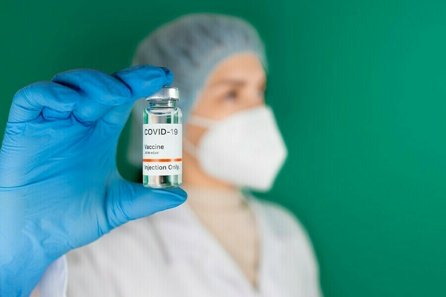 Новую вакцину от коронавируса готовятся испытывать на людях