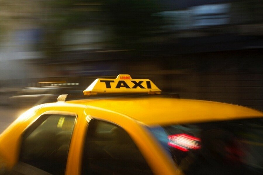 В Благовещенске приехавший на заказ таксист умер в машине