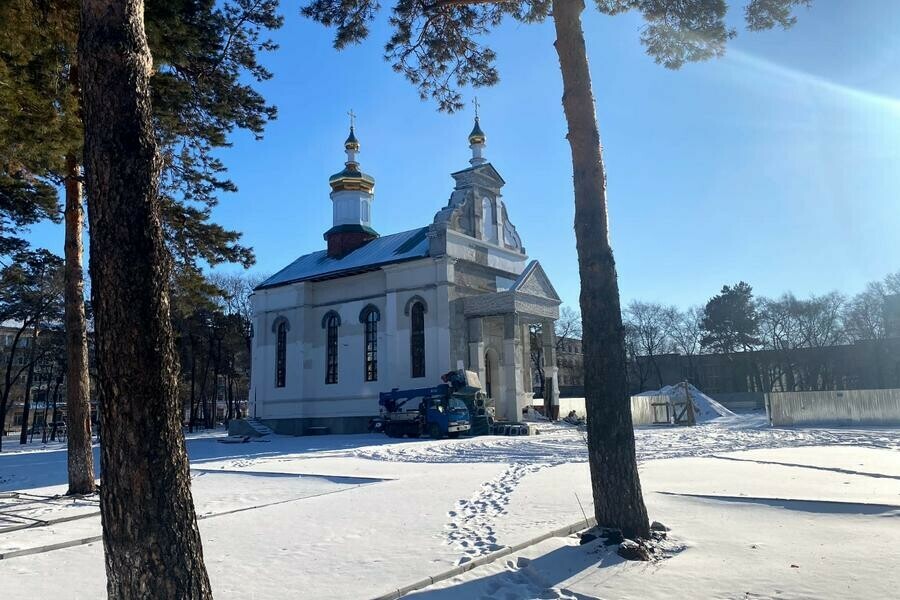 На строящемся храме в центре Благовещенска установили купола фото