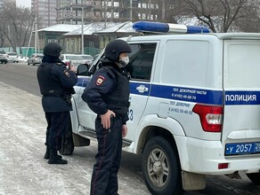 К одному из банков в центре Благовещенска стянулись полицейские и ОМОН