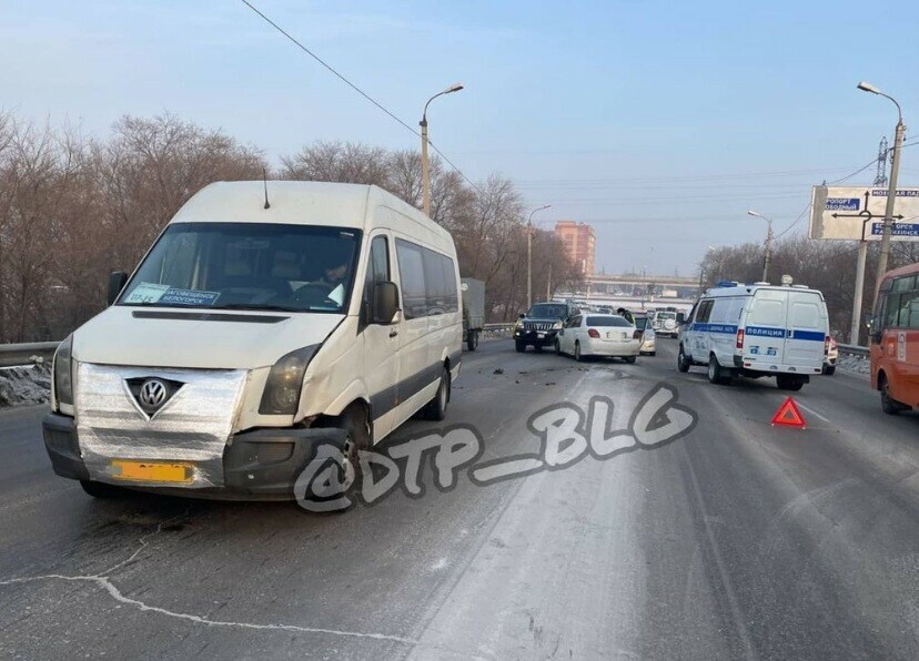 Как в бильярде На выезде из Благовещенска иномарка зацепила автобус внедорожник и полицейскую машину