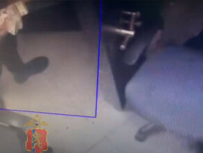 Опубликована видеозапись из офиса банка откуда кассир похитила миллионы рублей долларов и евро 