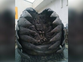 Новый скульптурный скандал В Крыму установили странный памятник царской семье в стиле Чужого