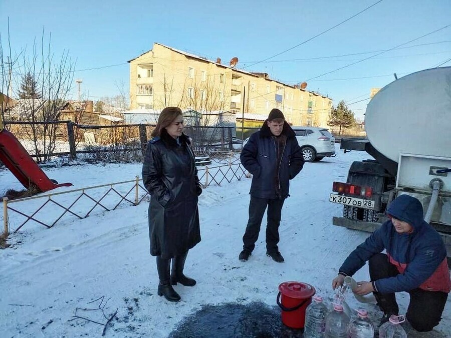 Потому что строили быстро и пустили по верху В Амурской области перемерз водовод к ветеранским домам