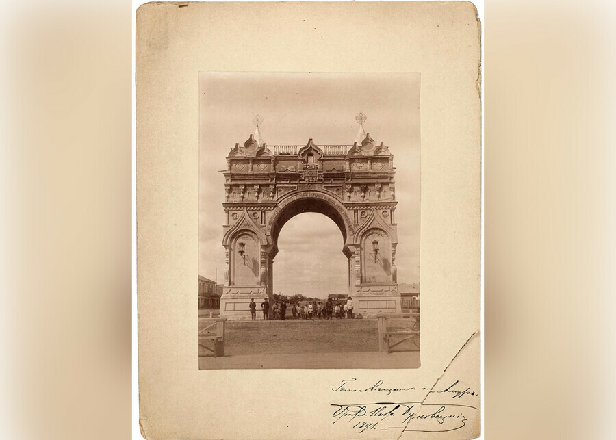 Амурские неокраеведы рассказали как потерпели поражение в битве за уникальное фото Триумфальной арки с автографом архитектора