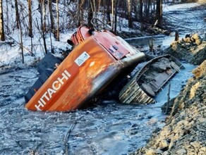 В Амурской области дорожный рабочий погиб при опрокидывании экскаватора