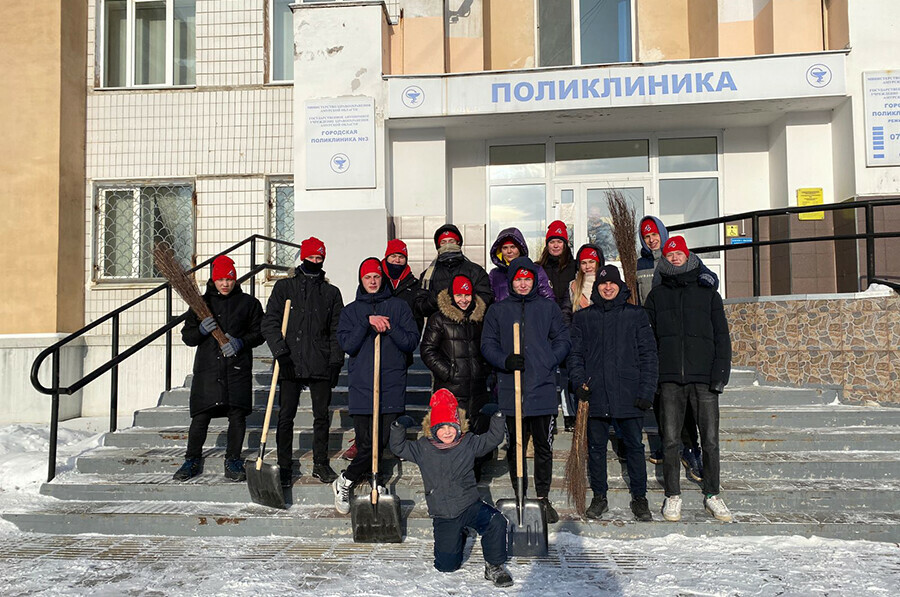 Семилетний мальчик помог волонтерам очищать от снега территории у роддома и поликлиники в Благовещенске