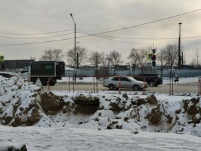 Молишься чтобы не снесли Изза ремонта на улице Дьяченко пешеходы вынуждены идти по дороге