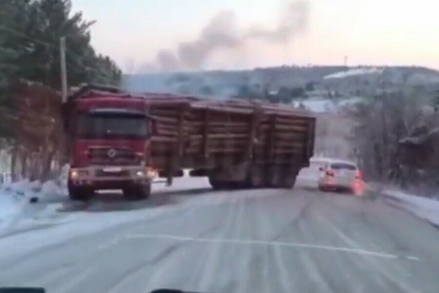 Большегруз с лесом перегородил дорогу на трассе Благовещенск  Свободный видео