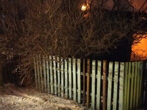 Появилось видео пожара в Шимановске где погибла семья с двумя детьми
