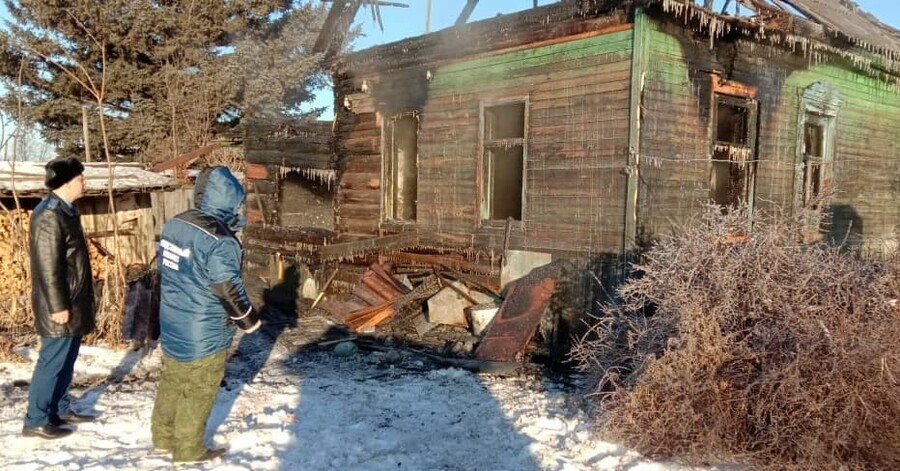 Стали известны новые подробности трагедии в Шимановске где сгорела семья с детьми Что привело к ЧП фото