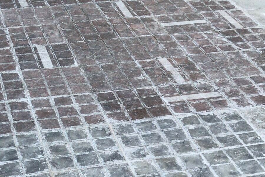 Скотч и соль в Благовещенске оригинальным способом решили проблему скользкого тротуара фото