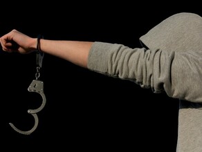 В Белогорске осудили мужчину который пьяным бросался под колеса машин а потом избил девушку в погонах