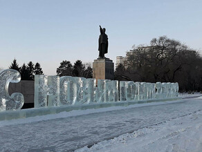 Горки снеговики резная стена изо льда на площади Ленина в Благовещенске допоздна кипит предновогодняя работа фотовидео 
