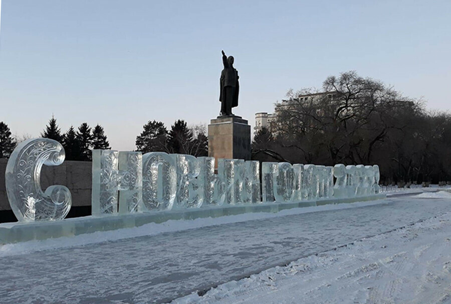 Горки снеговики резная стена изо льда на площади Ленина в Благовещенске допоздна кипит предновогодняя работа фотовидео 