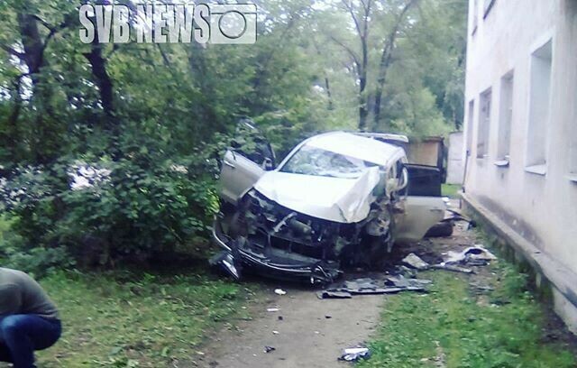 В Свободном Lexus въехал в дом есть пострадавший фото видео