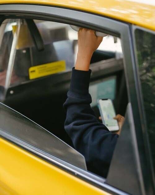 В Свободном таксисту пришлось покупать новый смартфон своей пассажирке