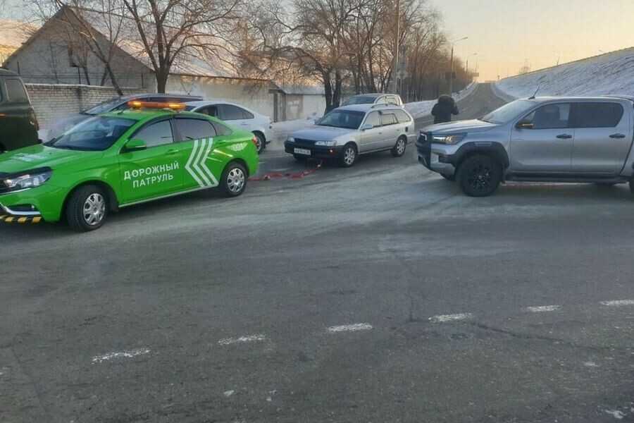 Дорожный патруль в Благовещенске пришел на помощь маме с ребенком