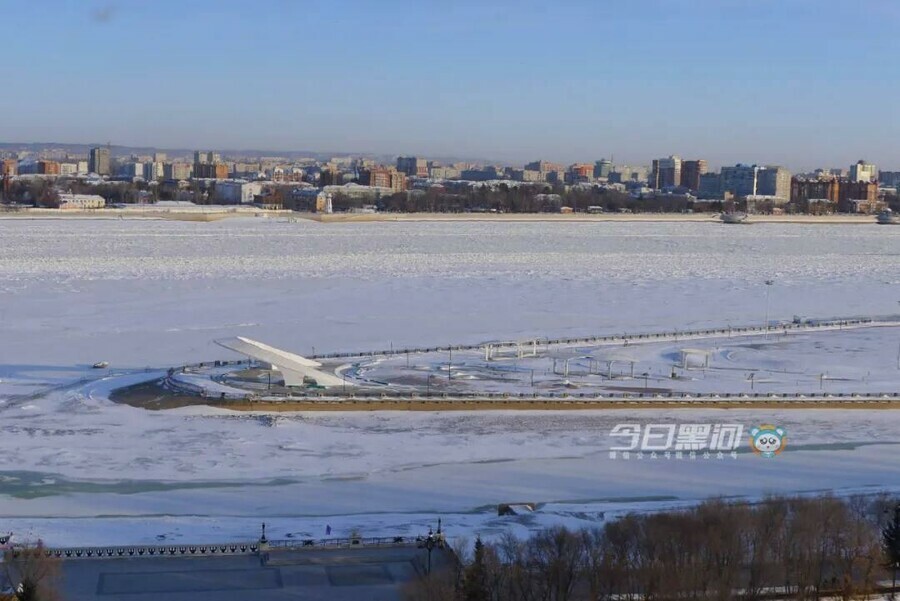 Амур в районе Хэйхэ замерз полностью сообщили китайские СМИ фото