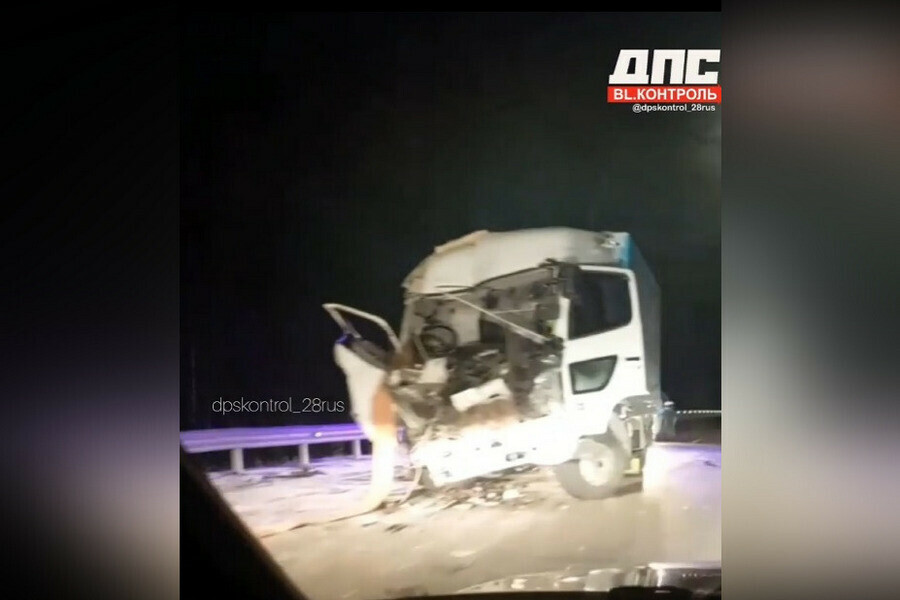 На севере Приамурья изза столкновения грузовиков пострадали люди видео