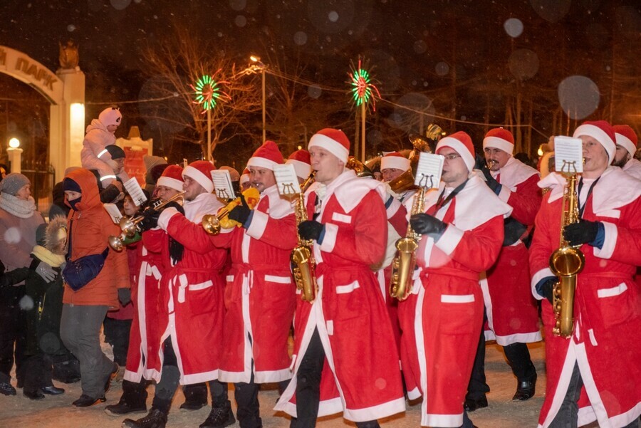 На Дальнем Востоке прошло предновогоднее шествие Дедов Морозов