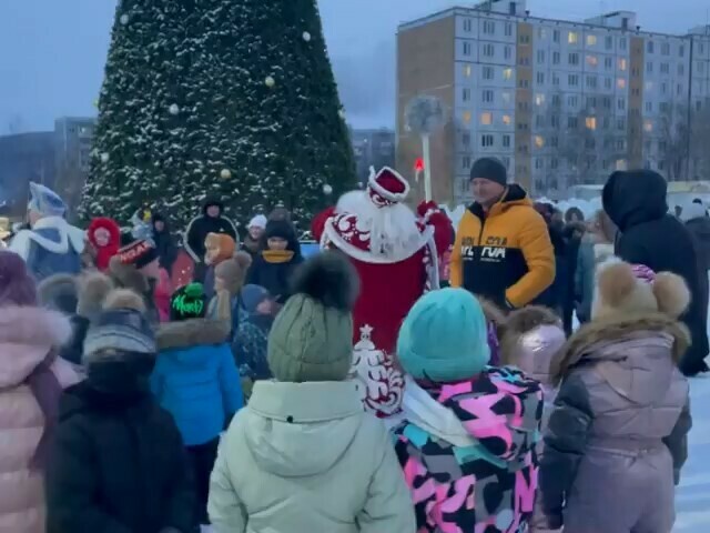 В Тынде зажгли главную городскую ёлку и устроили снежную битву видео