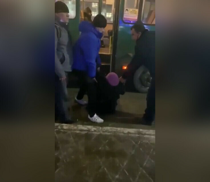 В Екатеринбурге водитель автобуса выволок бабушку с тростью из салона и бросил на тротуар видео